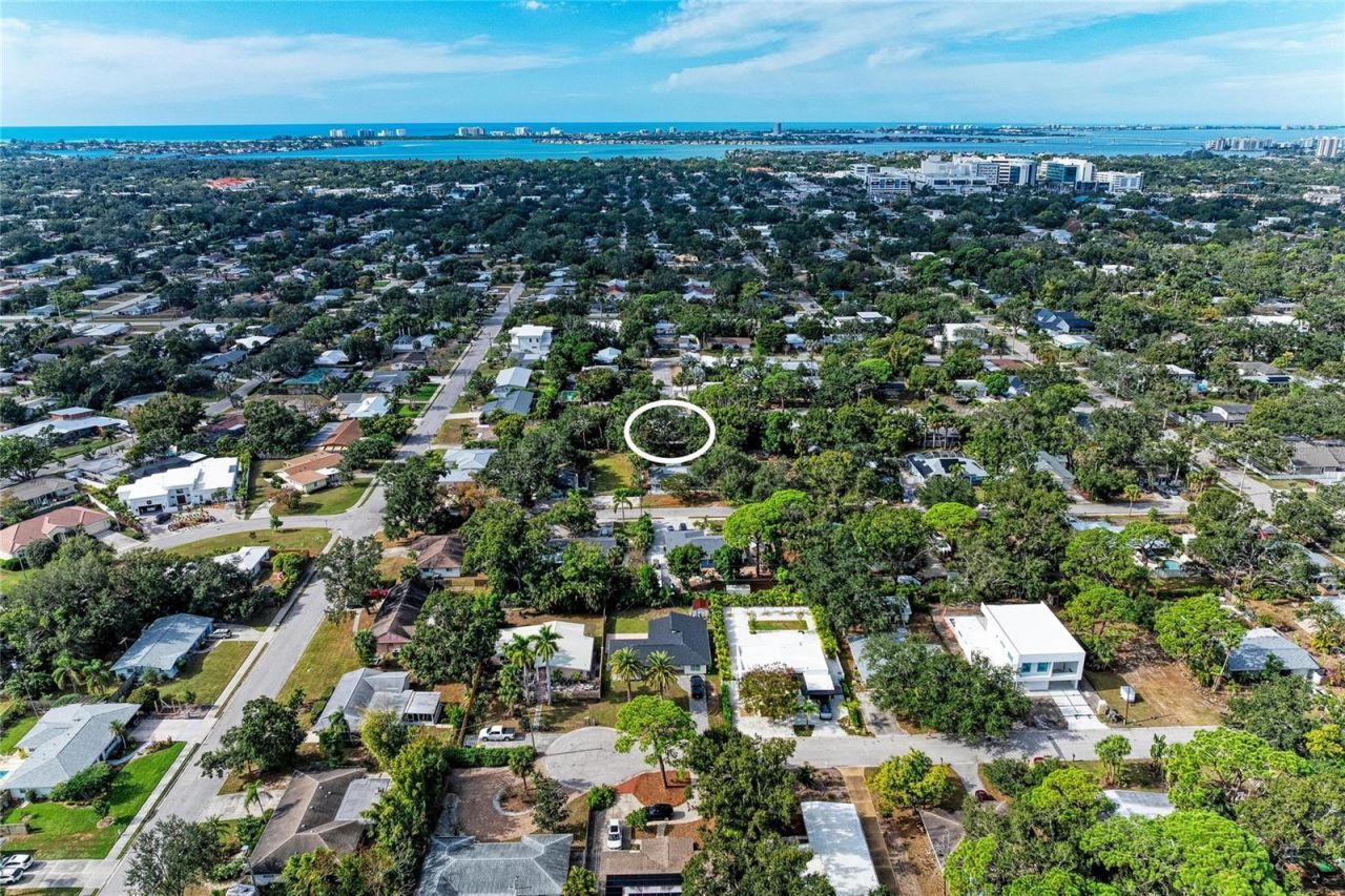 2132 Hyde Park Circle, Sarasota, FL 34239 Photo