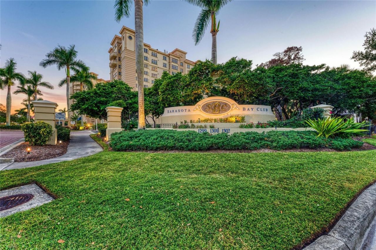 2132 Hyde Park Circle, Sarasota, FL 34239 Photo