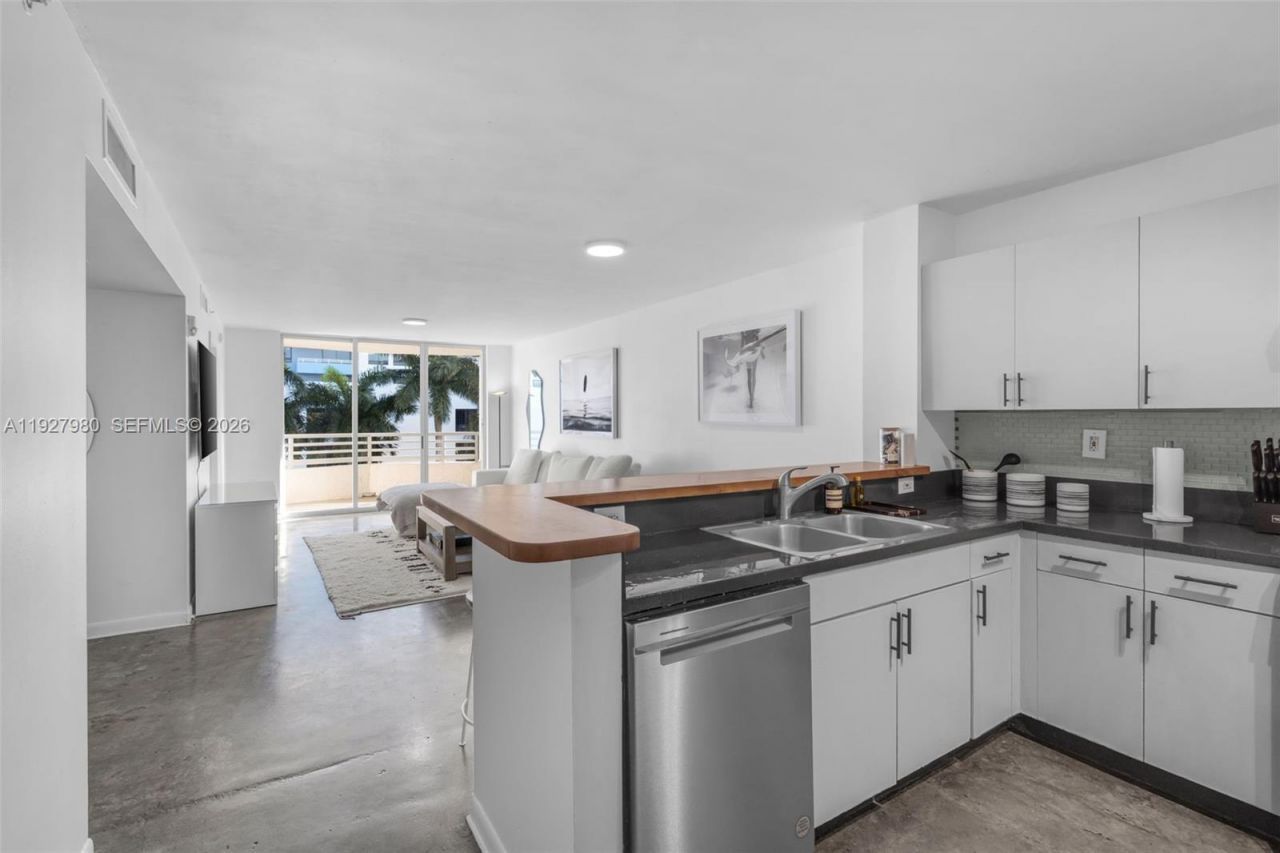 1401 Bay Rd, Unit 405, Miami Beach, FL 33139 Photo