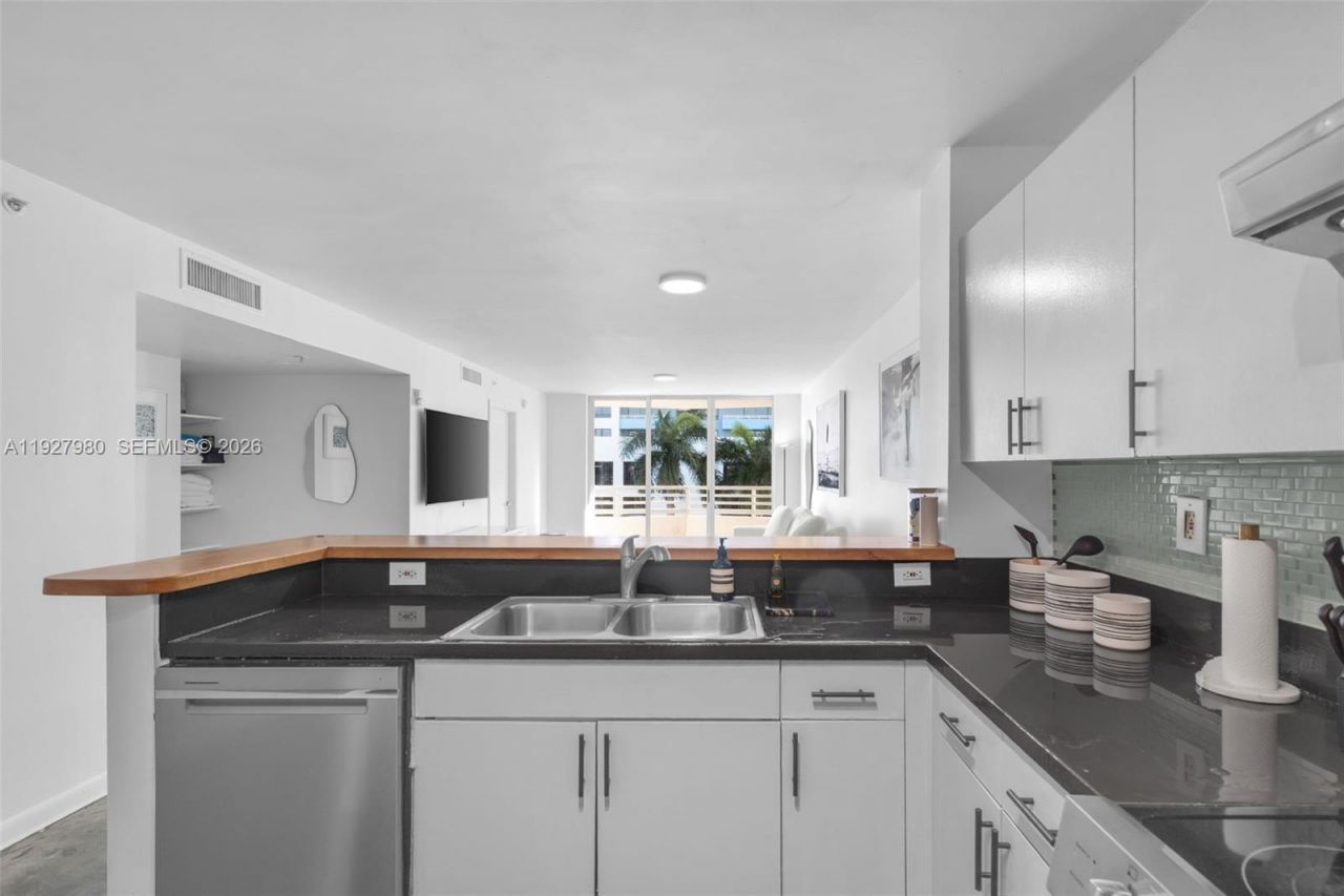 1401 Bay Rd, Unit 405, Miami Beach, FL 33139 Photo