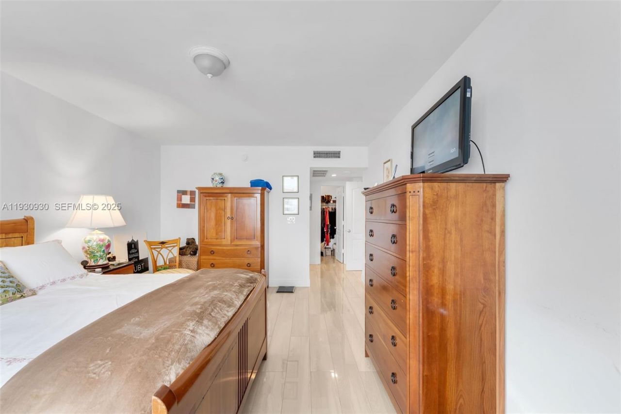 5600 Collins Ave , Unit 17W, Miami Beach, FL 33140 Photo