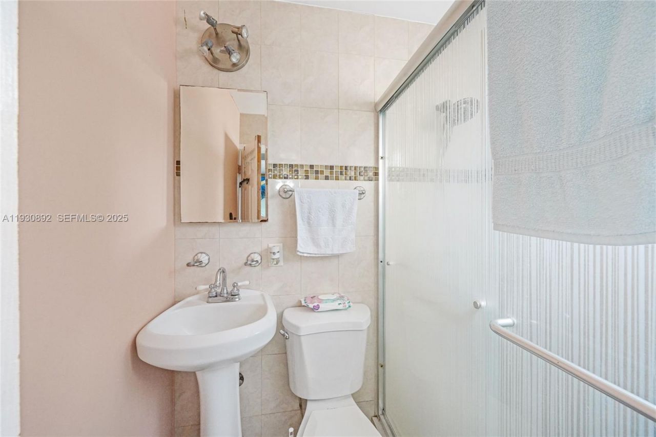 618 W 32nd St, Hialeah, FL 33012 Photo