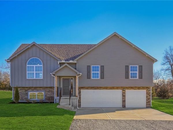 323 NE 51 Road, Warrensburg, MO 64093