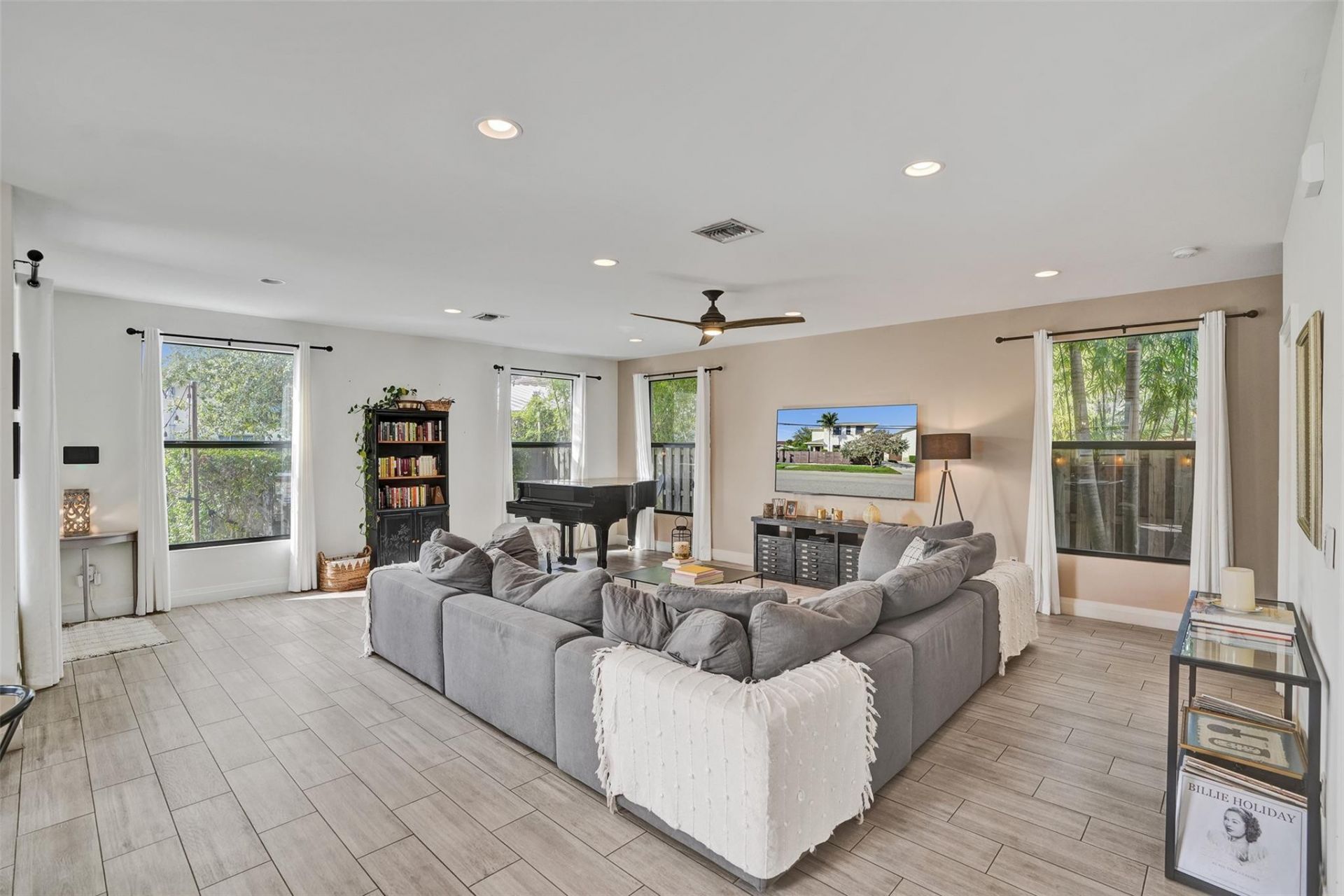 233 NE 11th Street, Unit 233, Fort Lauderdale, FL 33304 Photo