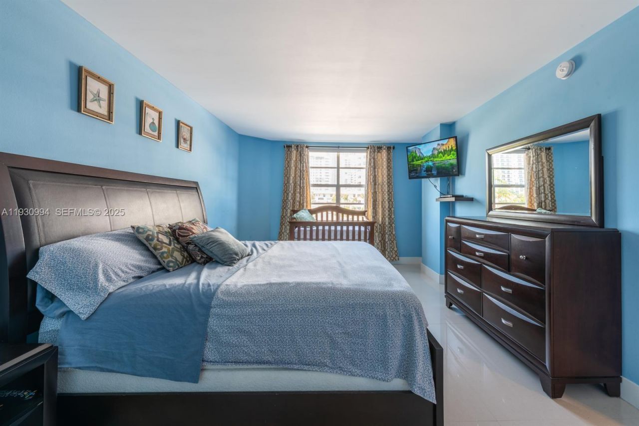 1980 S Ocean Dr, Unit 2H, Hallandale Beach, FL 33009 Photo