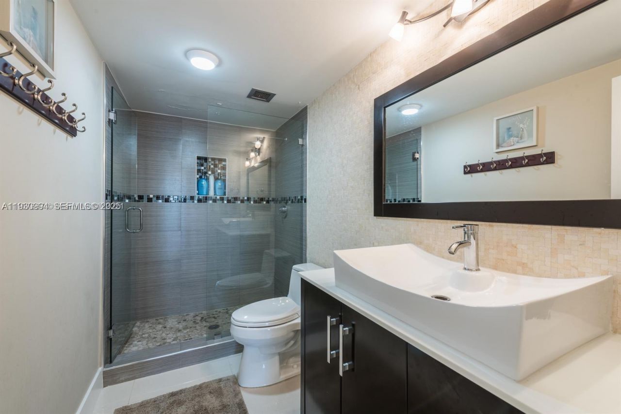 1980 S Ocean Dr, Unit 2H, Hallandale Beach, FL 33009 Photo