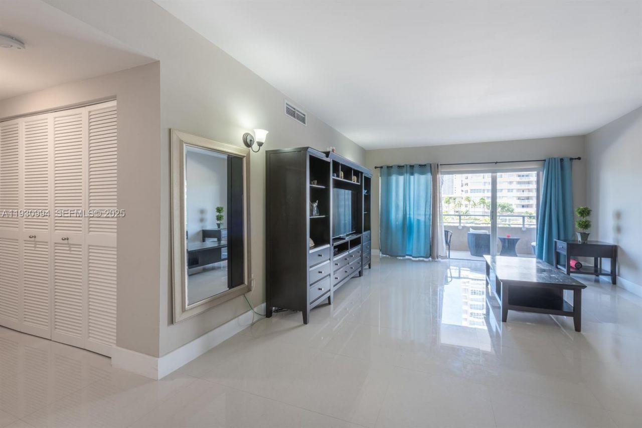 1980 S Ocean Dr, Unit 2H, Hallandale Beach, FL 33009 Photo
