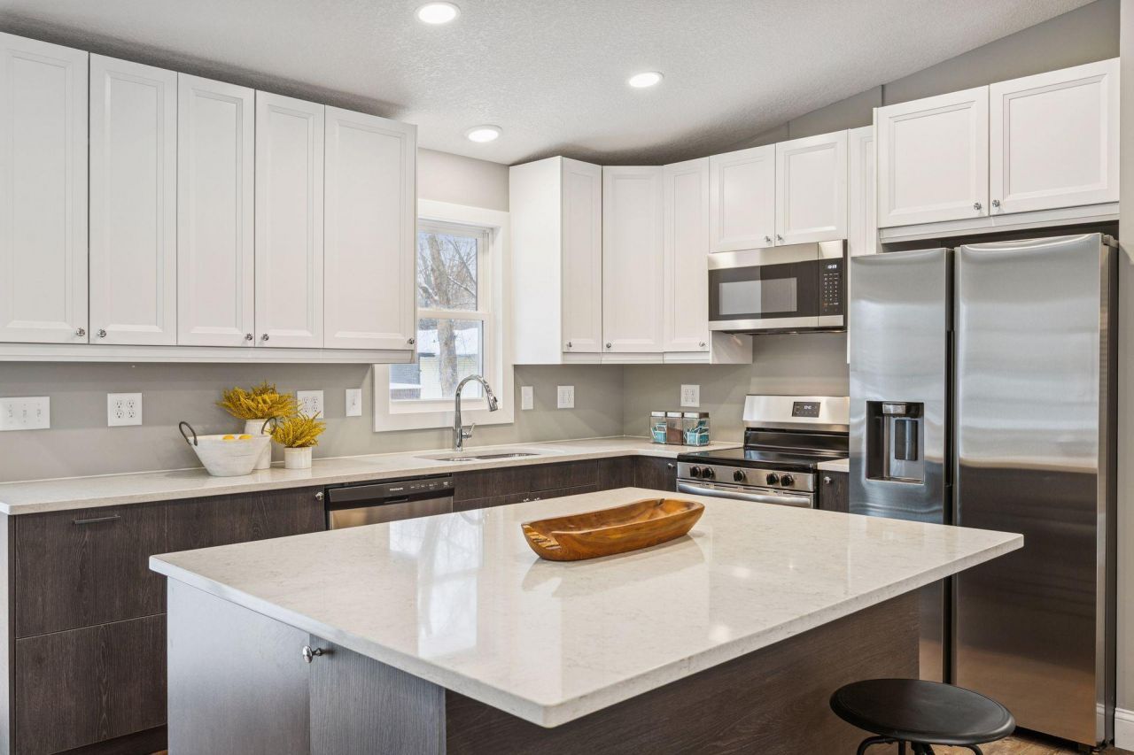 981 104th Avenue Nw, Coon Rapids, MN 55433 Main Photo