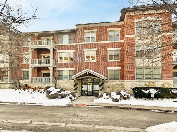 275 E Railroad Avenue, Unit 101, Bartlett, IL 60103