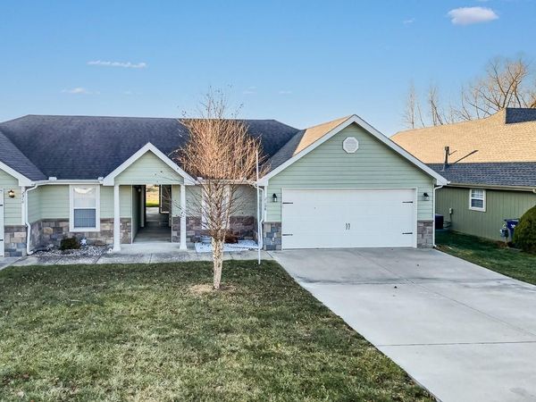 2308 Sycamore Drive, Tonganoxie, KS 66086