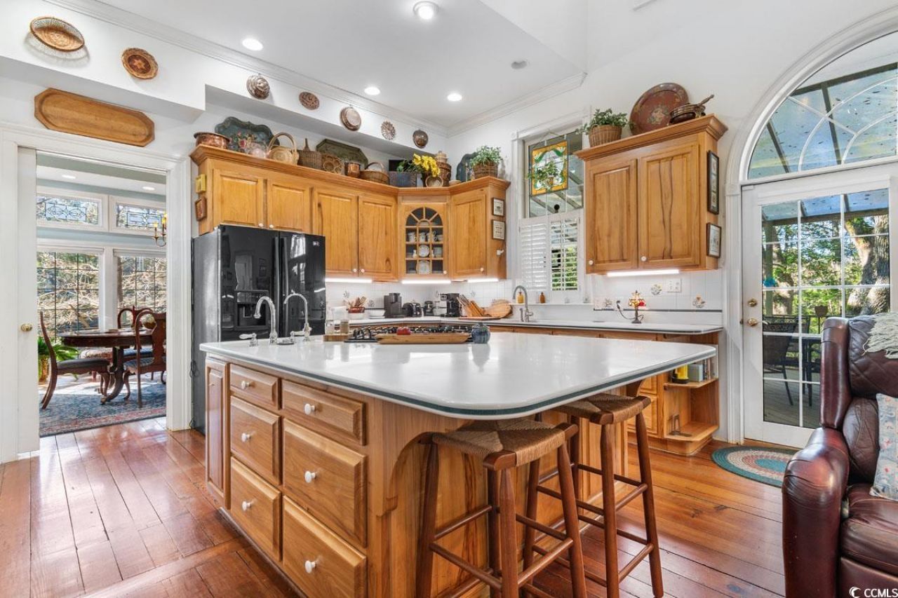 563 Chandler Ave. Photo 7