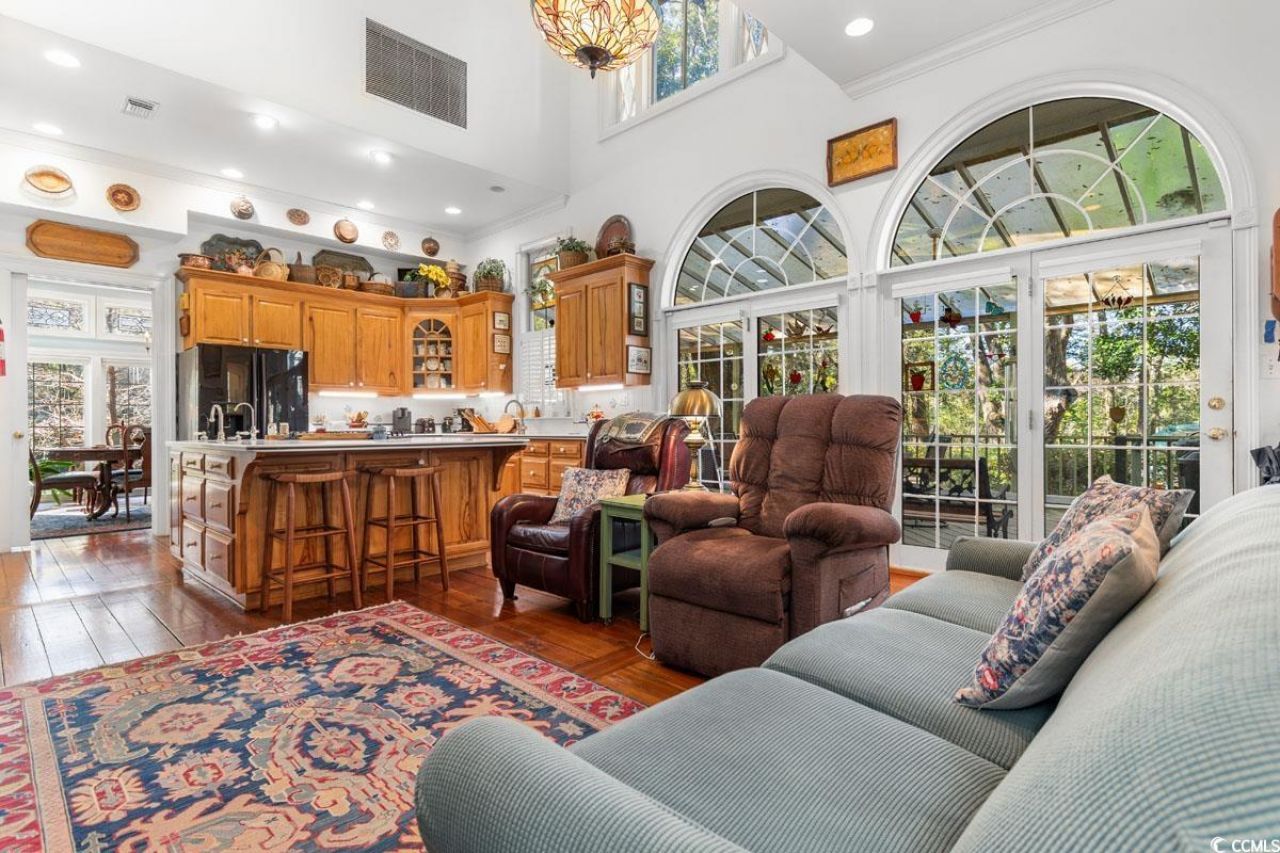 563 Chandler Ave. Photo 8