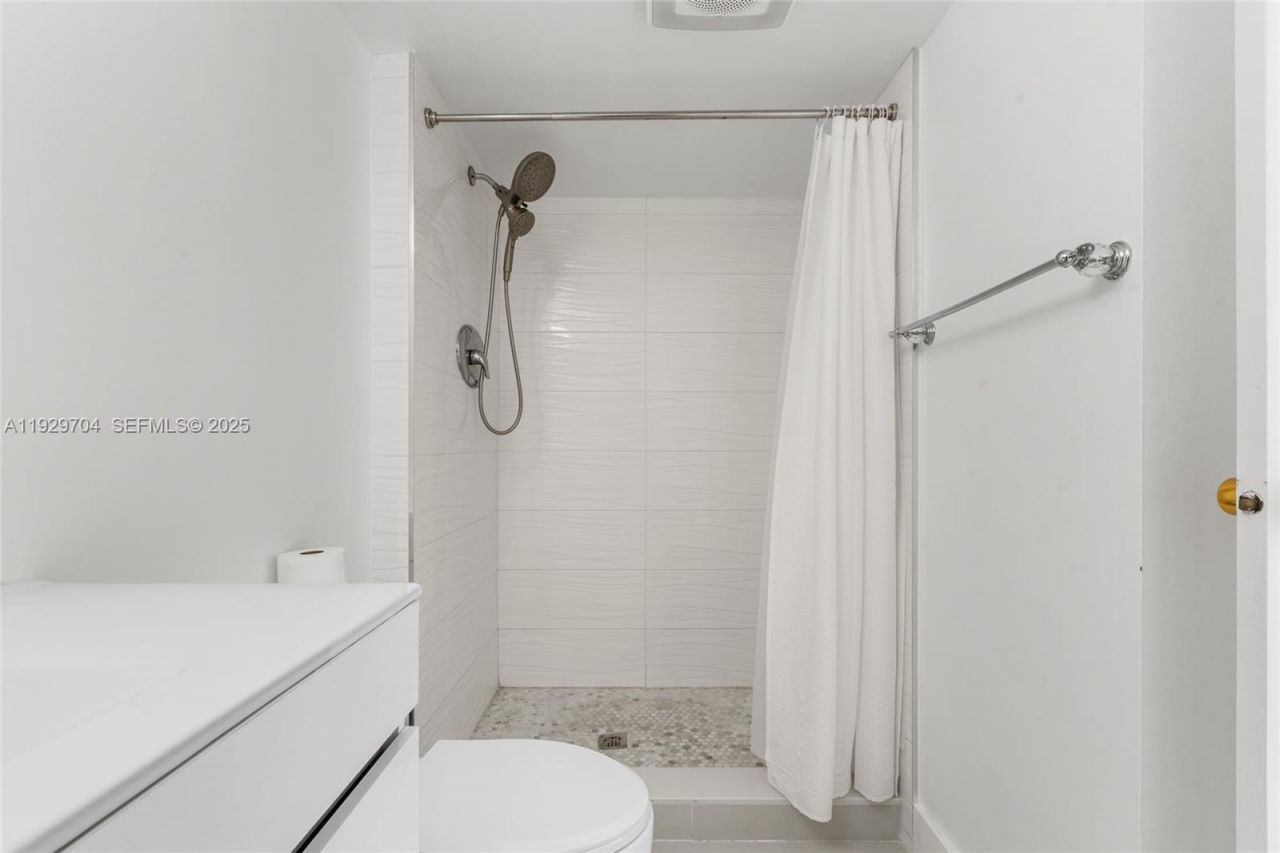 3401 N Country Club Dr, Unit 819, Aventura, FL 33180 Photo