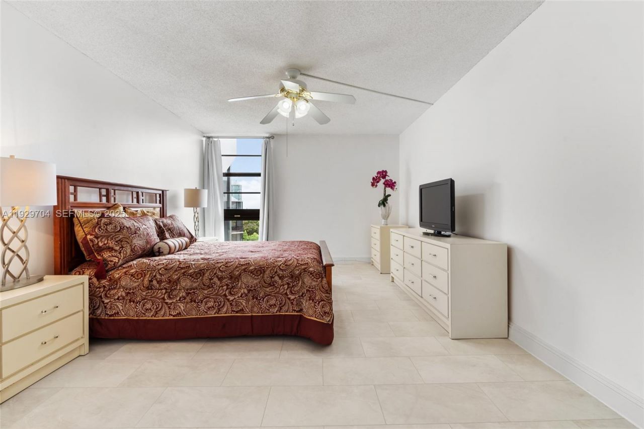 3401 N Country Club Dr, Unit 819, Aventura, FL 33180 Photo