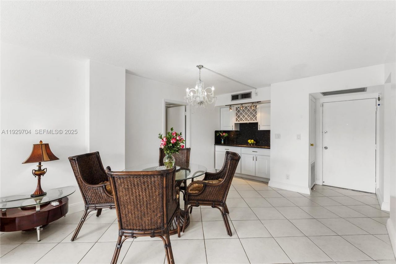 3401 N Country Club Dr, Unit 819, Aventura, FL 33180 Photo