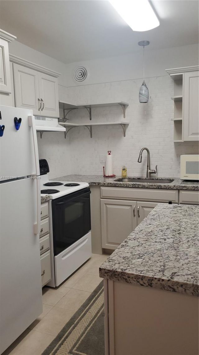 2400 Lake Osborne Dr, Unit 204, Lake Worth, FL 33461 Photo