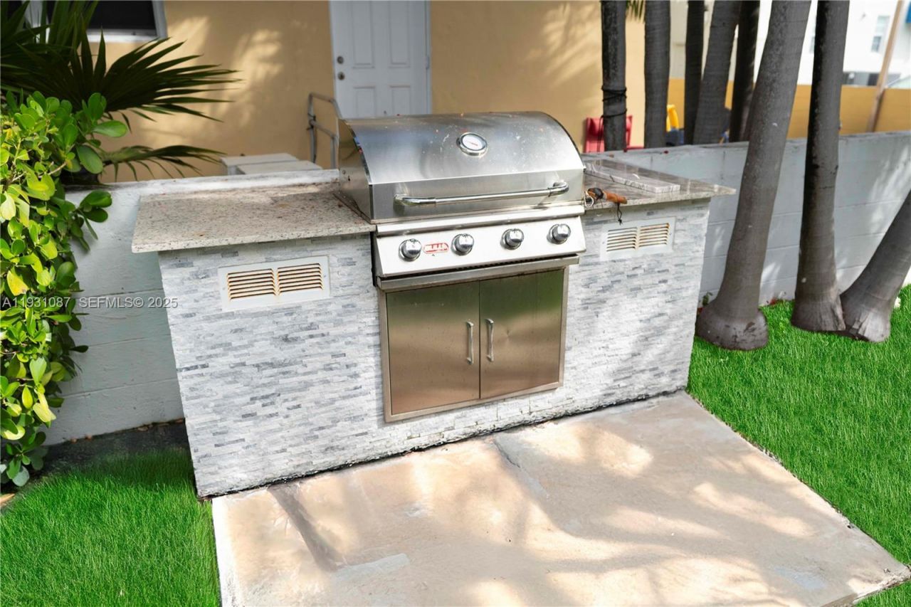 815 W 39th St, Miami Beach, FL 33140 Photo