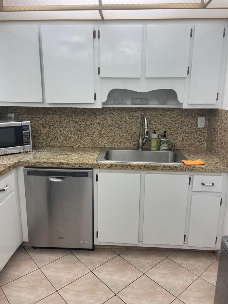 201 180 Th Dr, Unit 114, Sunny Isles Beach, FL 33160 Photo