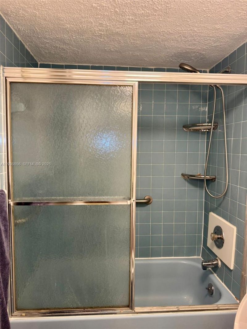 201 180 Th Dr, Unit 114, Sunny Isles Beach, FL 33160 Photo