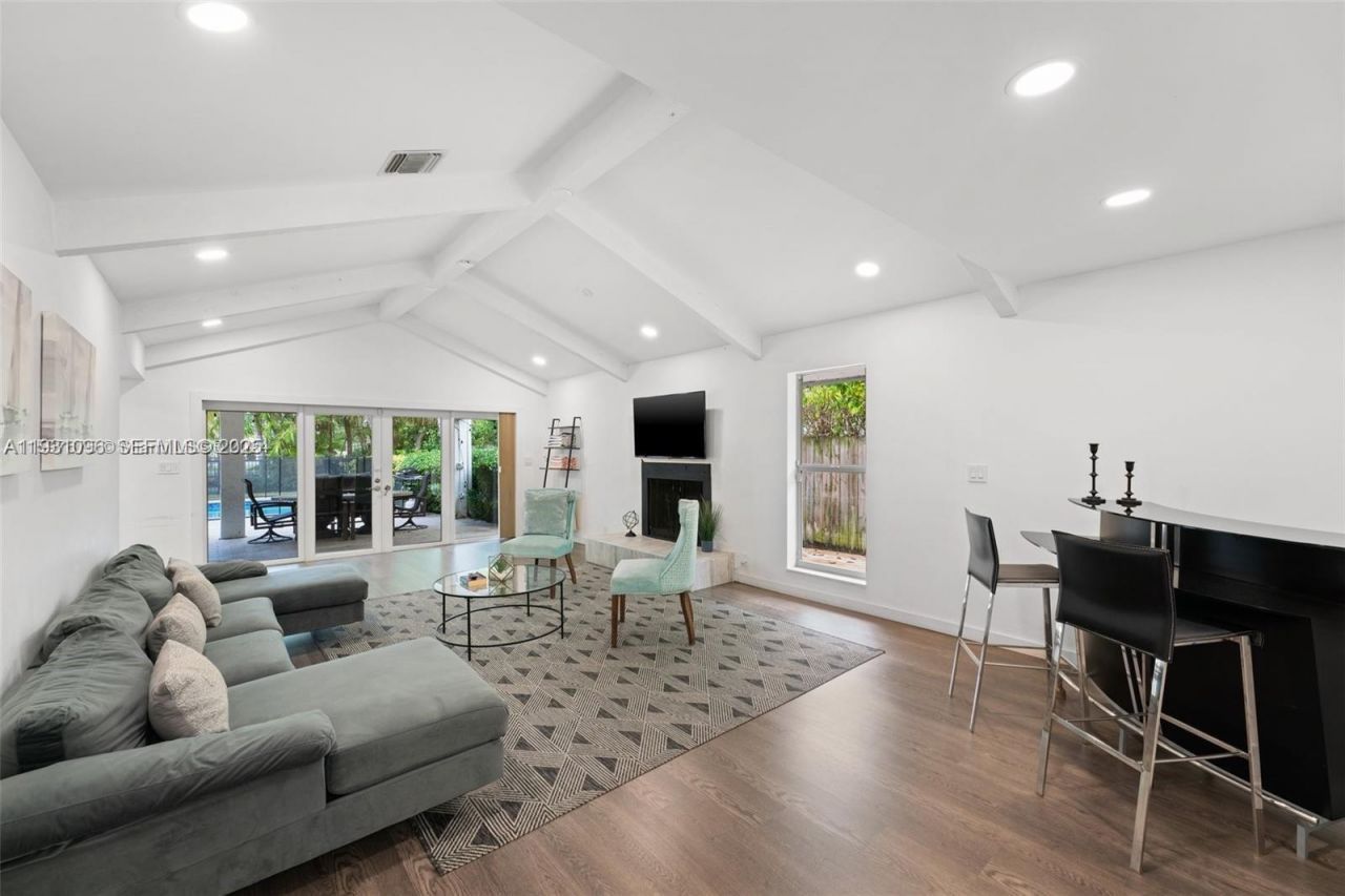 413 Holiday, Hallandale Beach, FL 33009 Photo