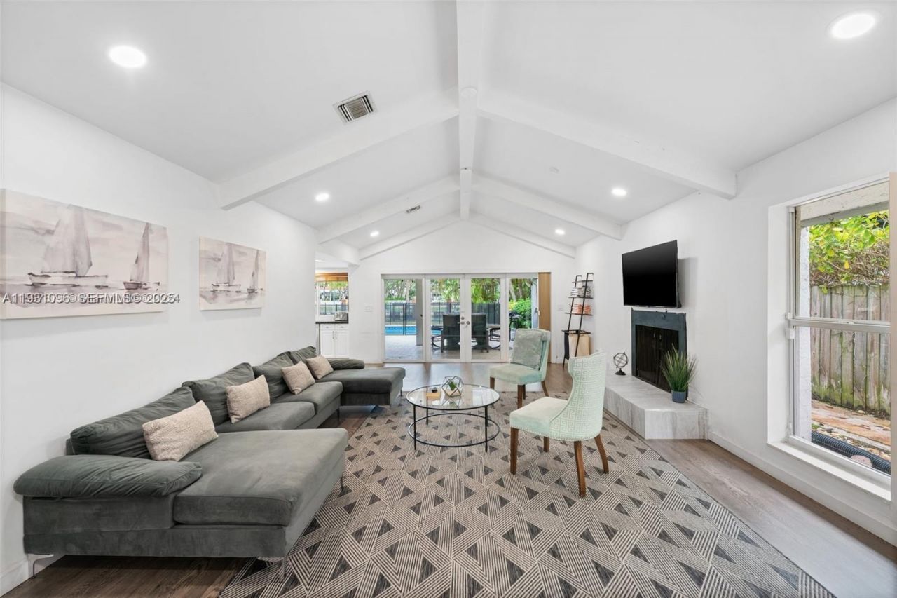 413 Holiday, Hallandale Beach, FL 33009 Photo