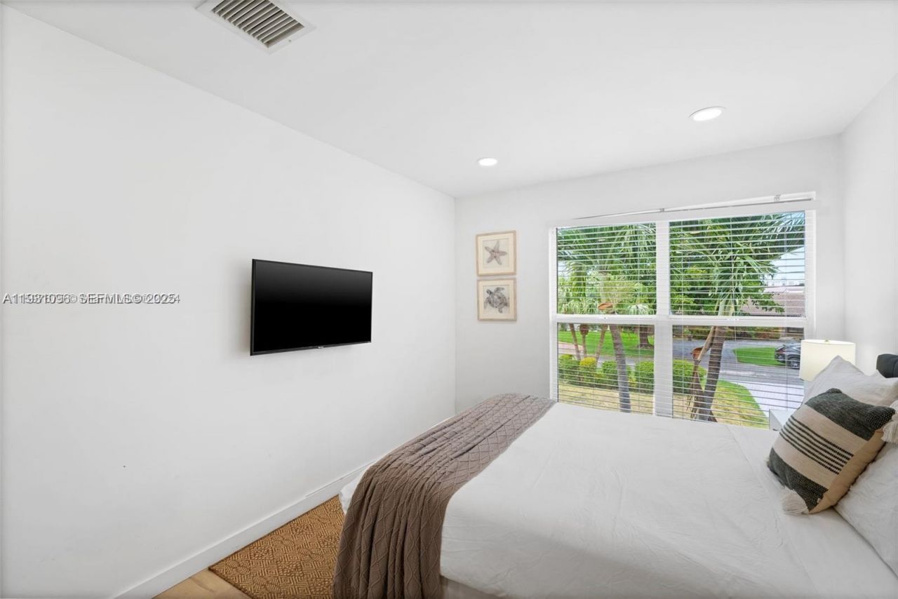 413 Holiday, Hallandale Beach, FL 33009 Photo