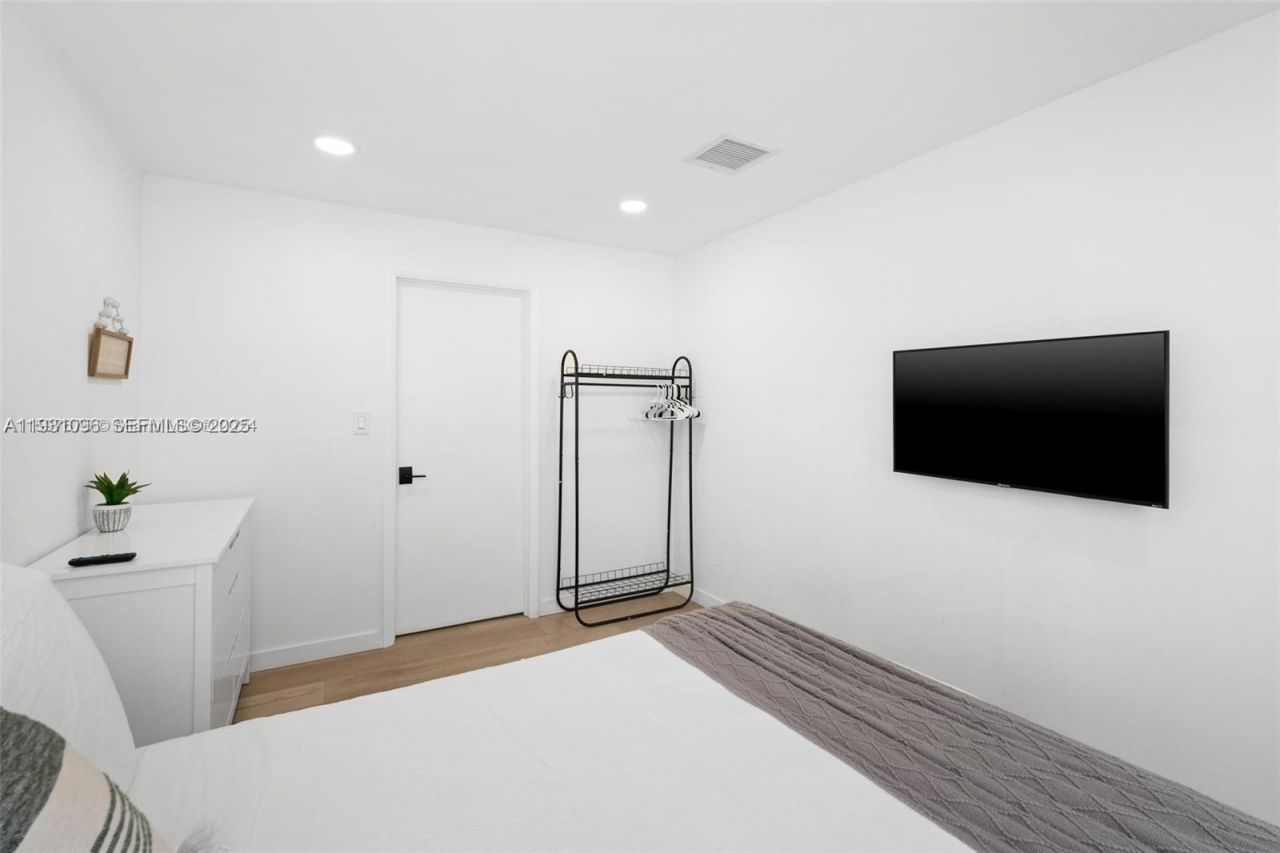 413 Holiday, Hallandale Beach, FL 33009 Photo