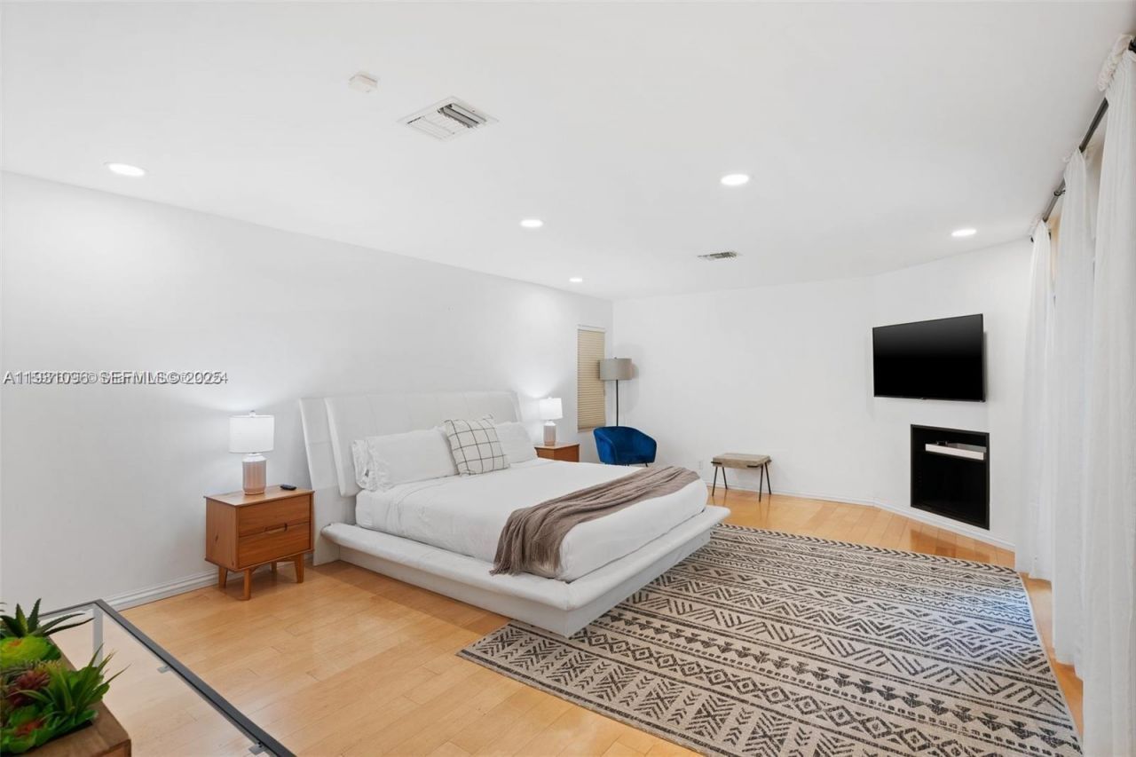 413 Holiday, Hallandale Beach, FL 33009 Photo