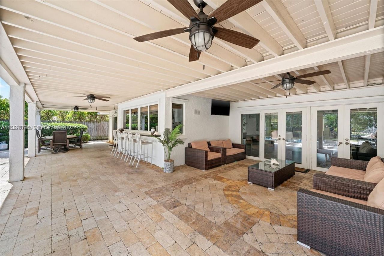 413 Holiday, Hallandale Beach, FL 33009 Photo