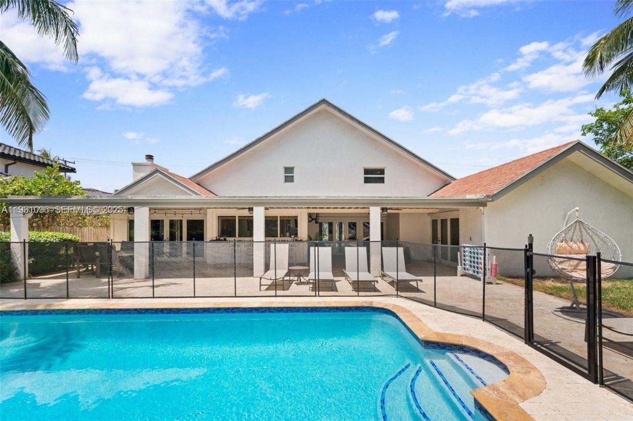 413 Holiday, Hallandale Beach, FL 33009 Photo