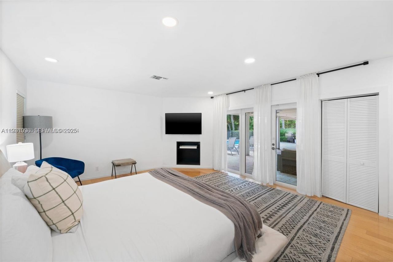 413 Holiday, Hallandale Beach, FL 33009 Photo