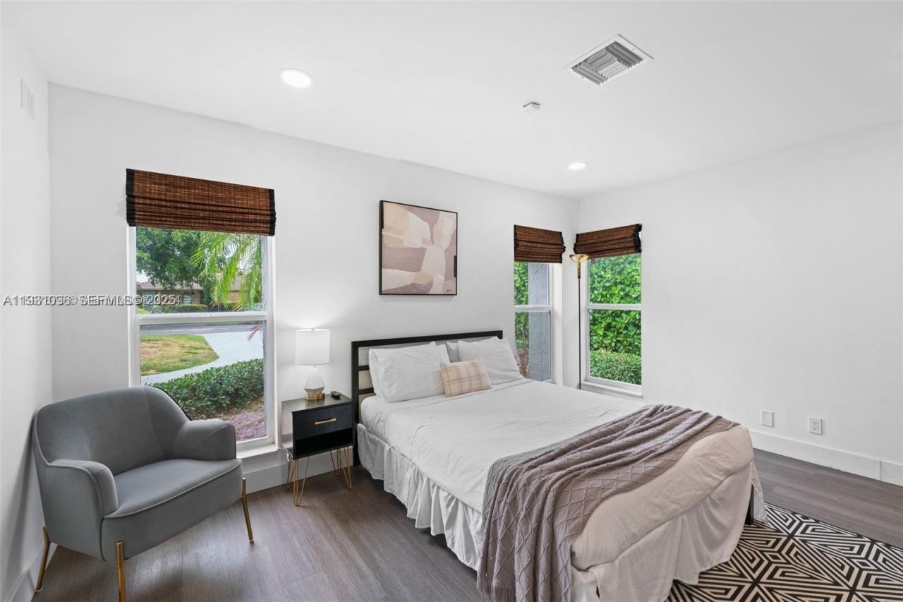 413 Holiday, Hallandale Beach, FL 33009 Photo