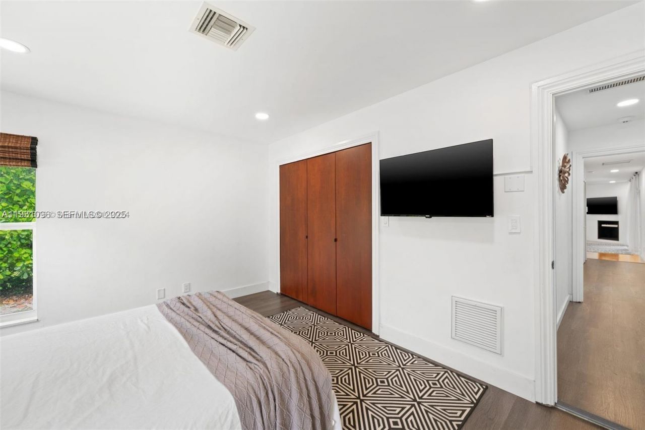 413 Holiday, Hallandale Beach, FL 33009 Photo