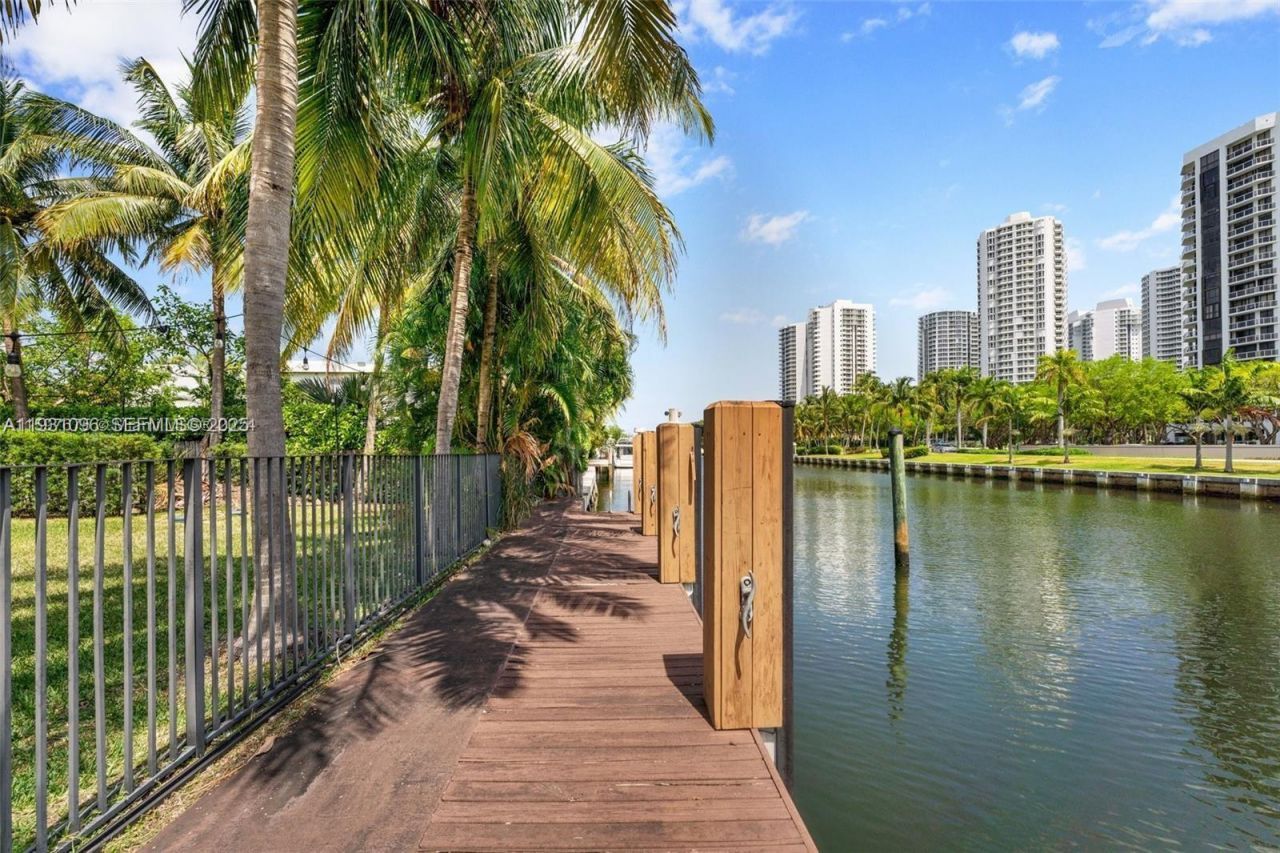 413 Holiday, Hallandale Beach, FL 33009 Photo