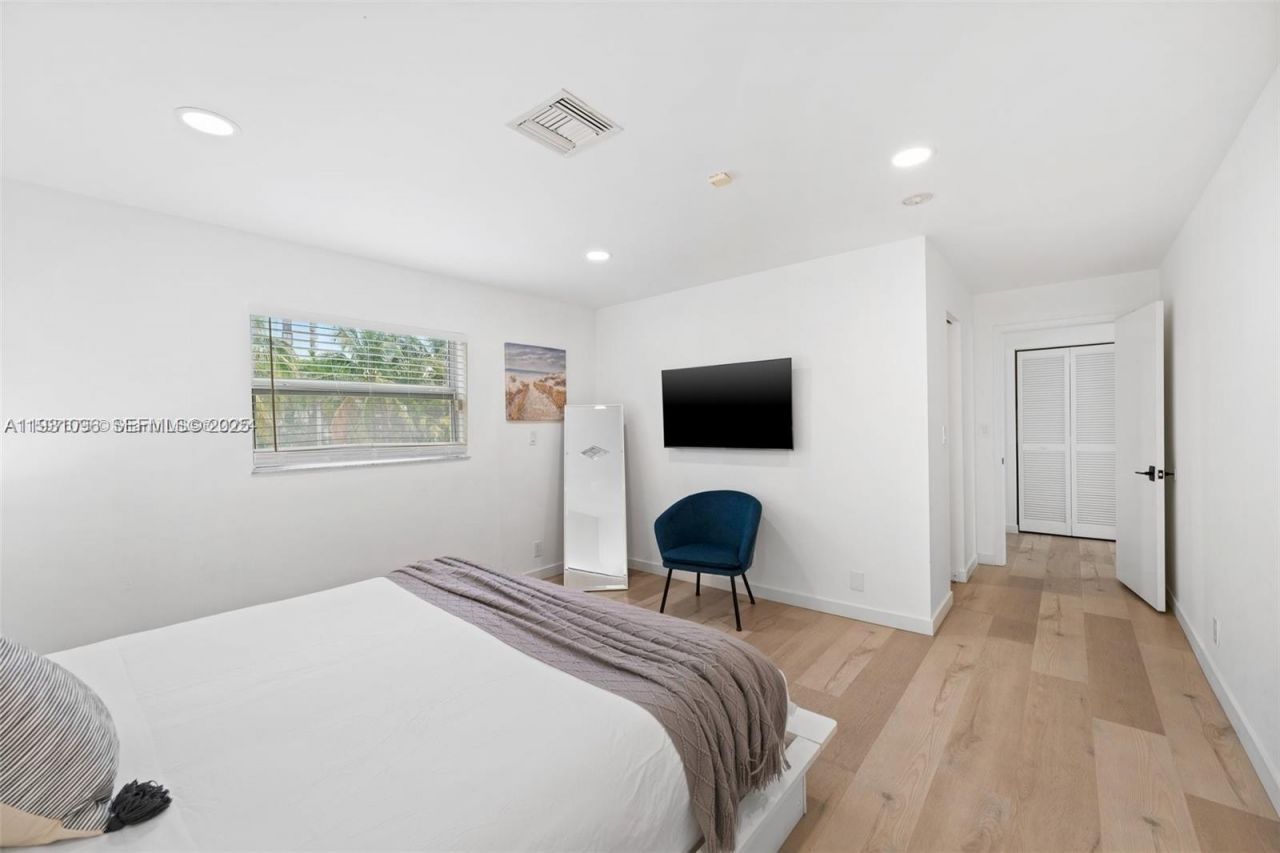 413 Holiday, Hallandale Beach, FL 33009 Photo