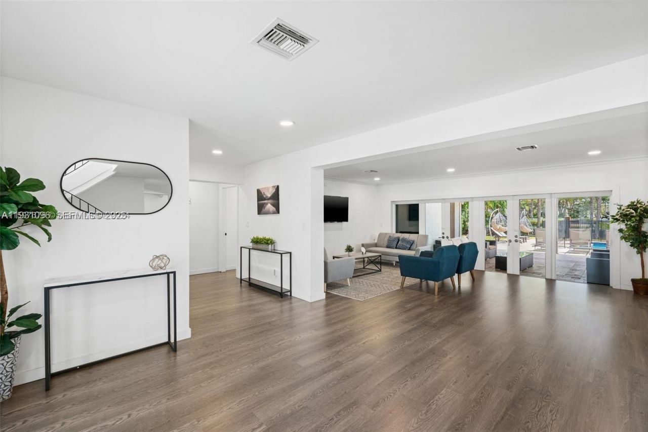 413 Holiday, Hallandale Beach, FL 33009 Photo