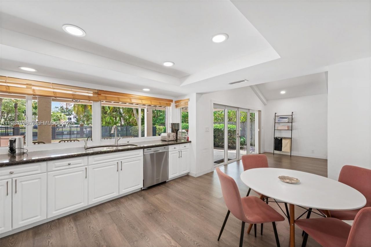 413 Holiday, Hallandale Beach, FL 33009 Photo