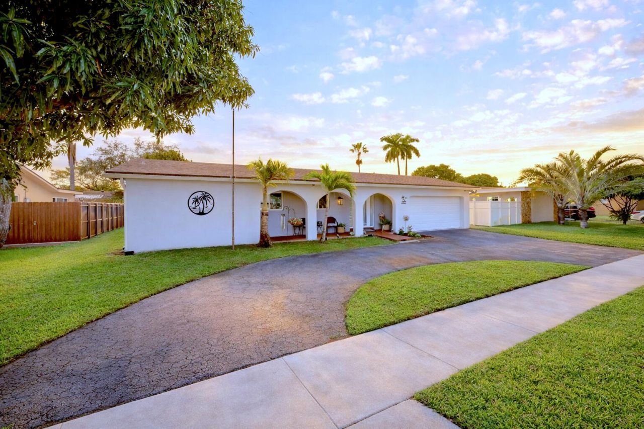 8820 NW 4th Street, Pembroke Pines, FL 33024 Photo