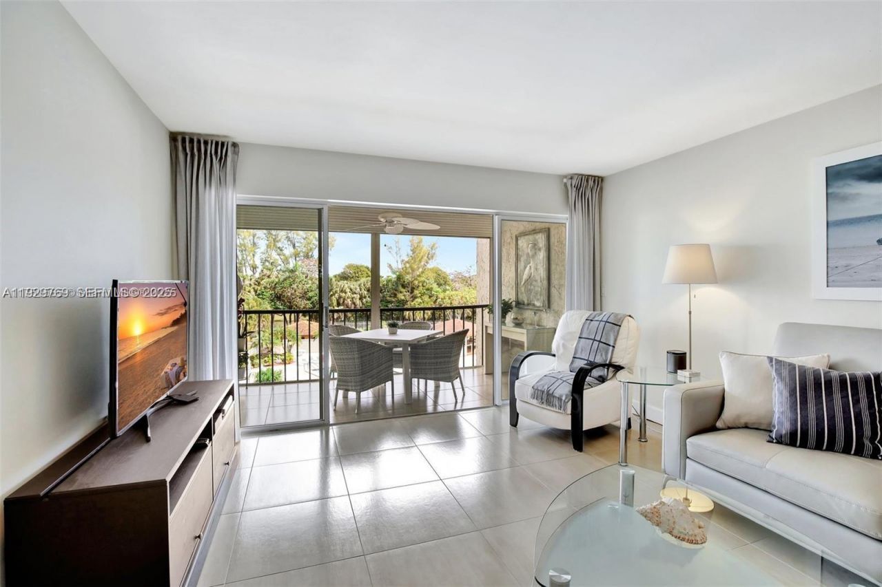 3930 Inverrary Blvd, Unit 405-D, Lauderhill, FL 33319 Photo