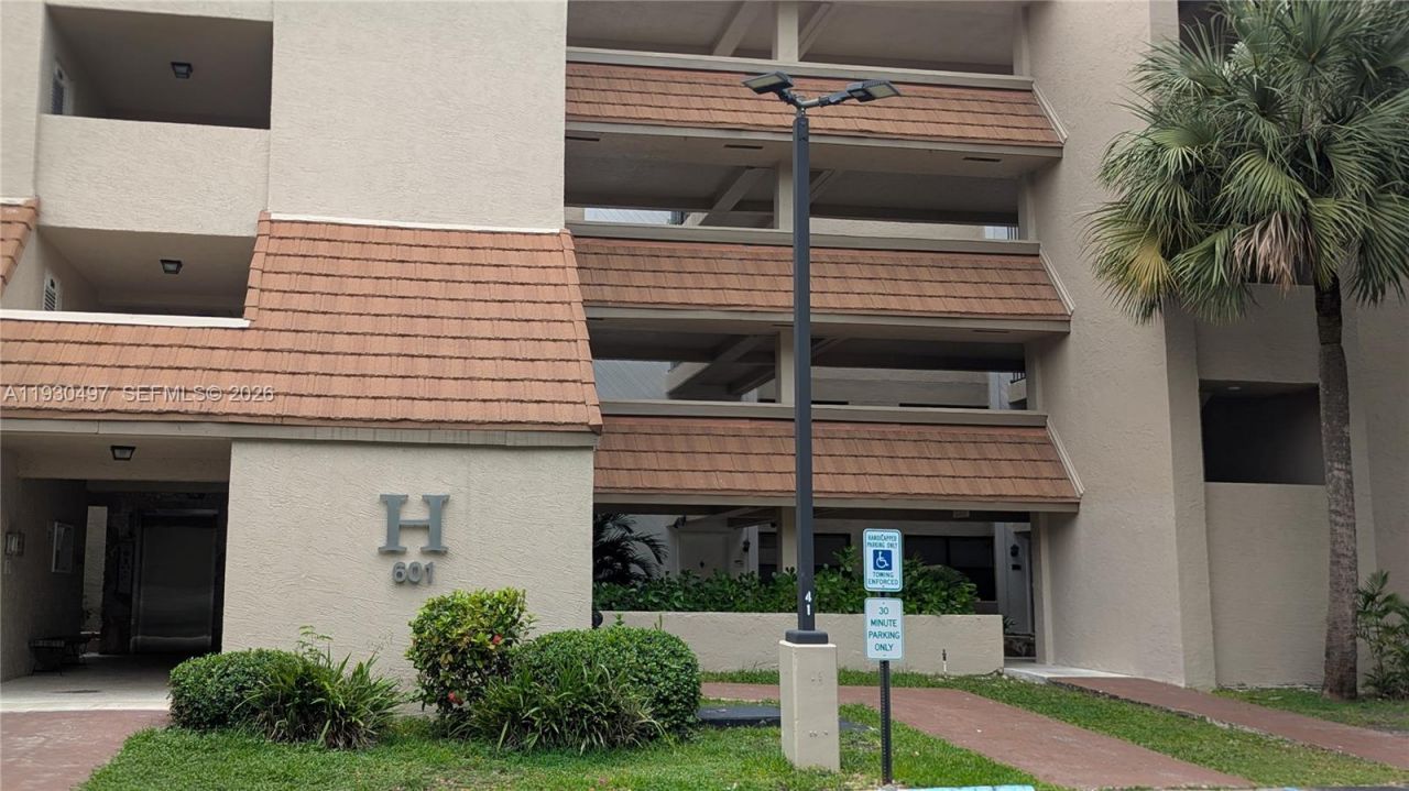 601 Ives Dairy Rd, Unit 405-8, Miami, FL 33179 Photo