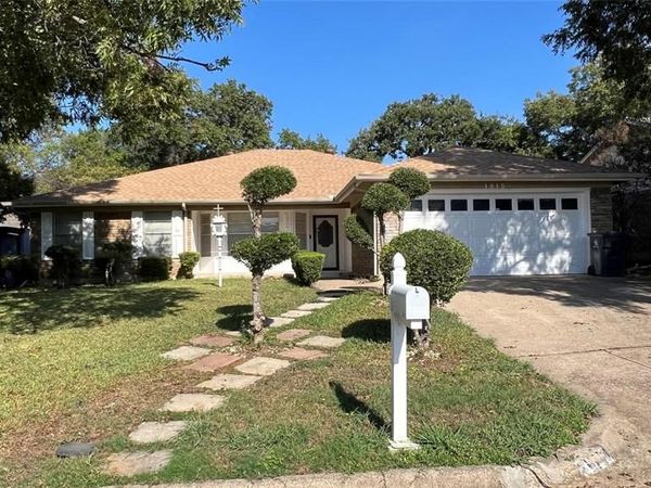 1915 Longmeadow Drive, Arlington, TX 76015