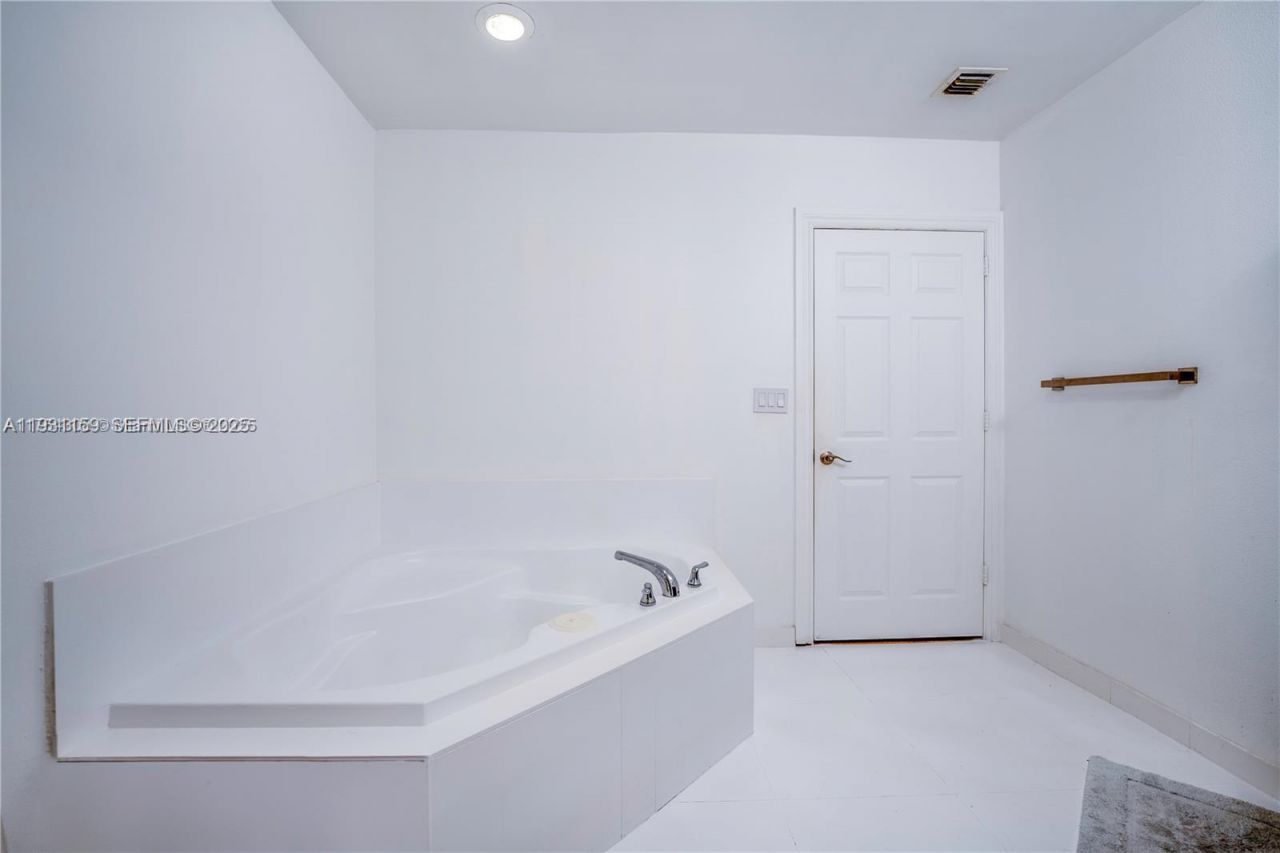 3001 NE 185th St, Unit 127, Aventura, FL 33180 Photo