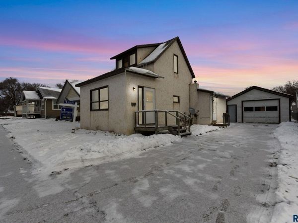 528 S Elmwood Ave, Sioux Falls, SD 57104