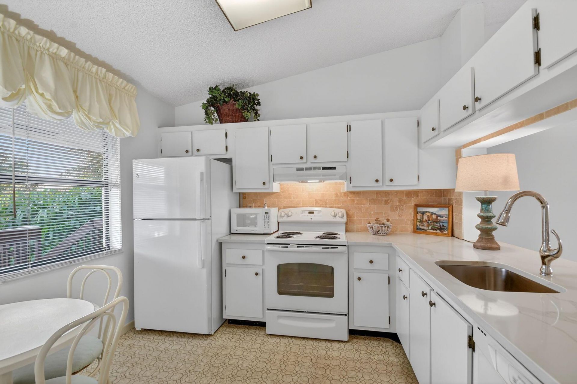 4542 Lucerne Lakes Boulevard E, Unit 202, Lake Worth, FL 33467 Photo