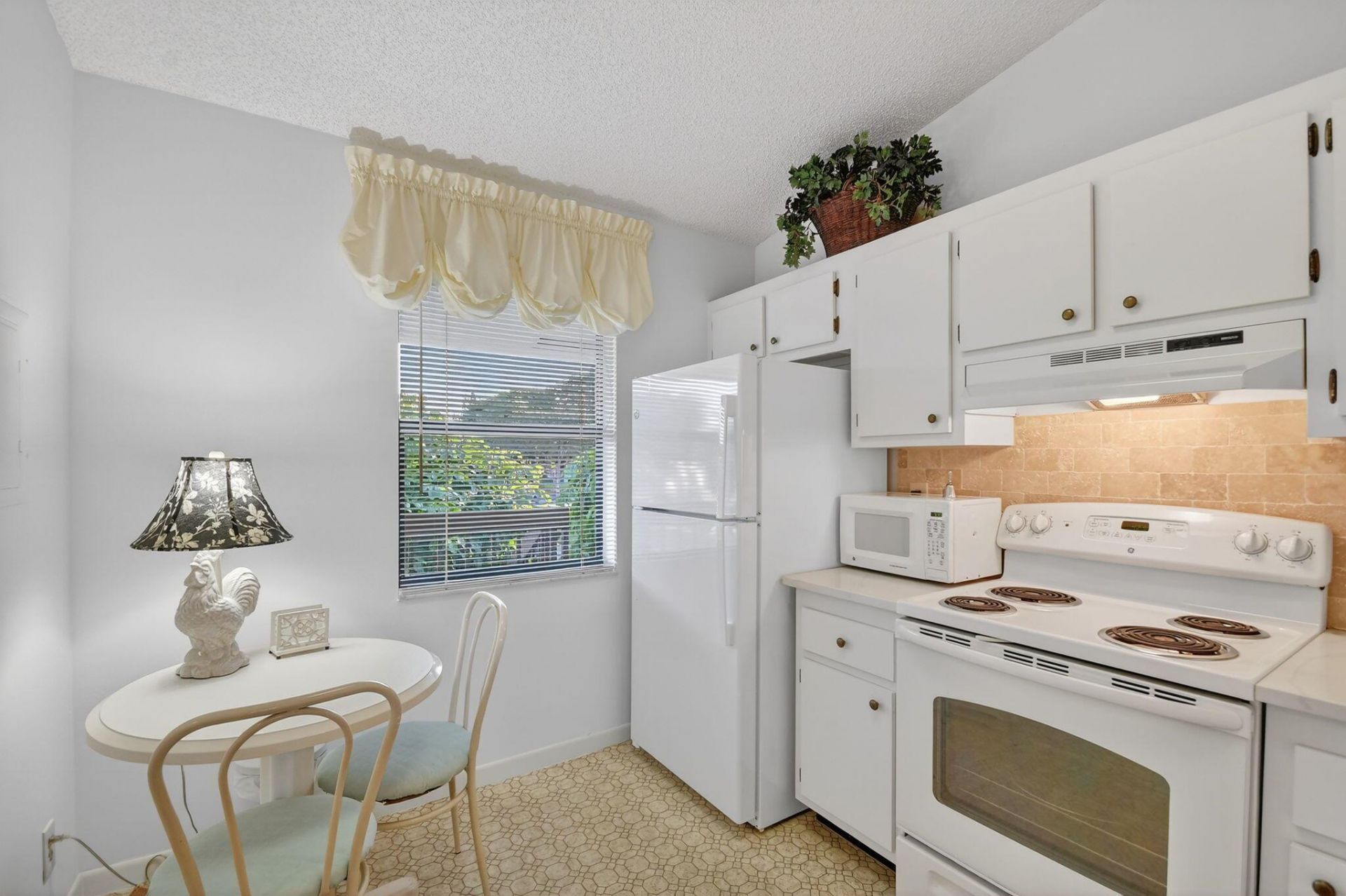 4542 Lucerne Lakes Boulevard E, Unit 202, Lake Worth, FL 33467 Photo