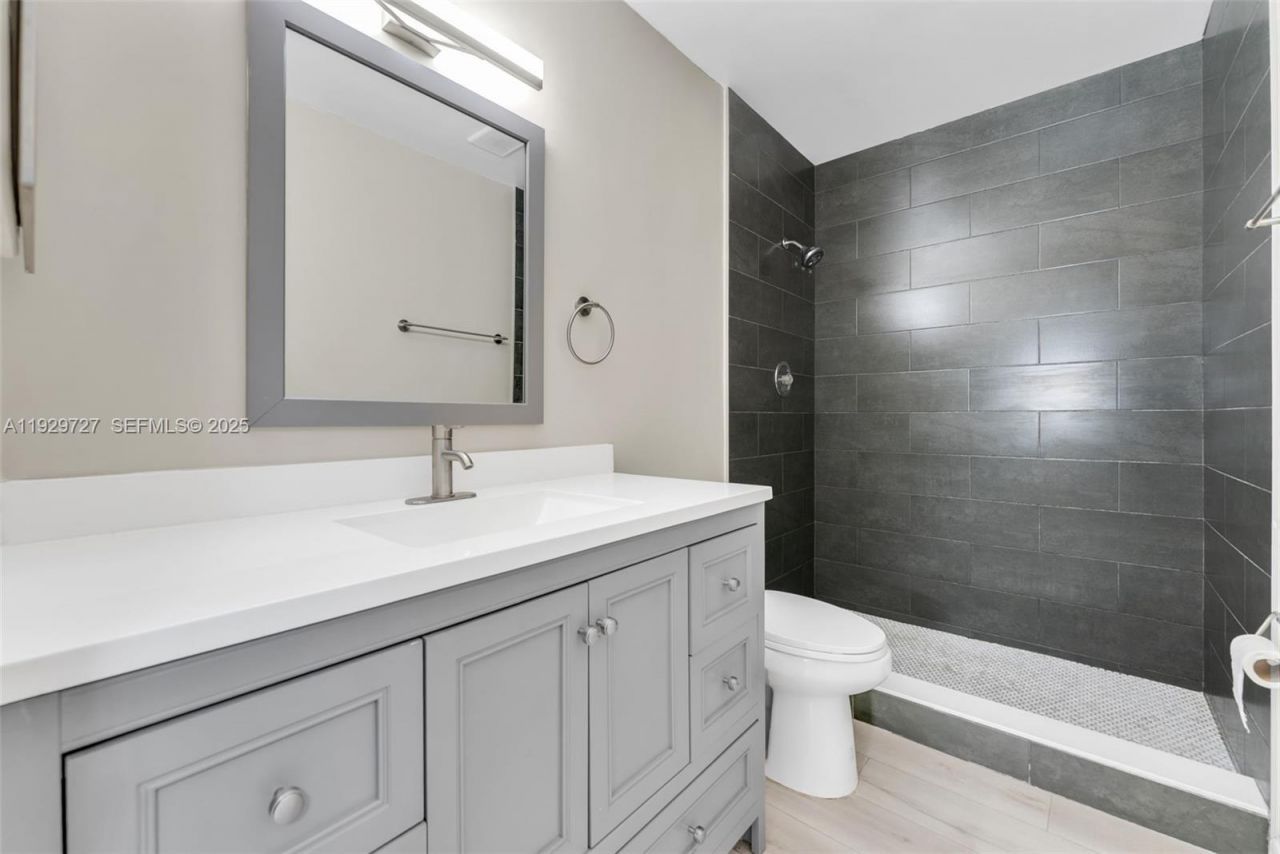 2945 NW 68th St, Fort Lauderdale, FL 33309 Photo