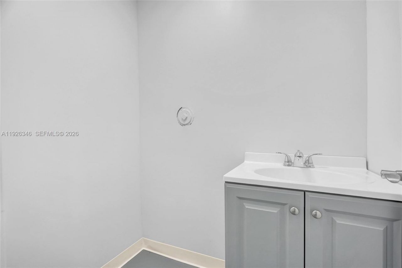 15330 W Dixie Hwy, North Miami Beach, FL 33162 Photo