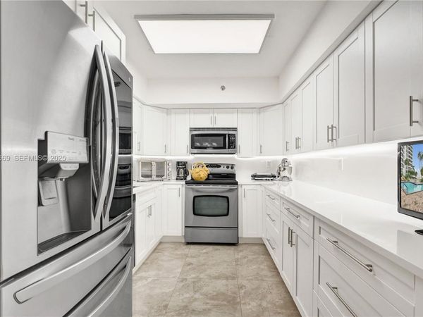 3600 Mystic Pointe Dr, Unit 311, Aventura, FL 33180