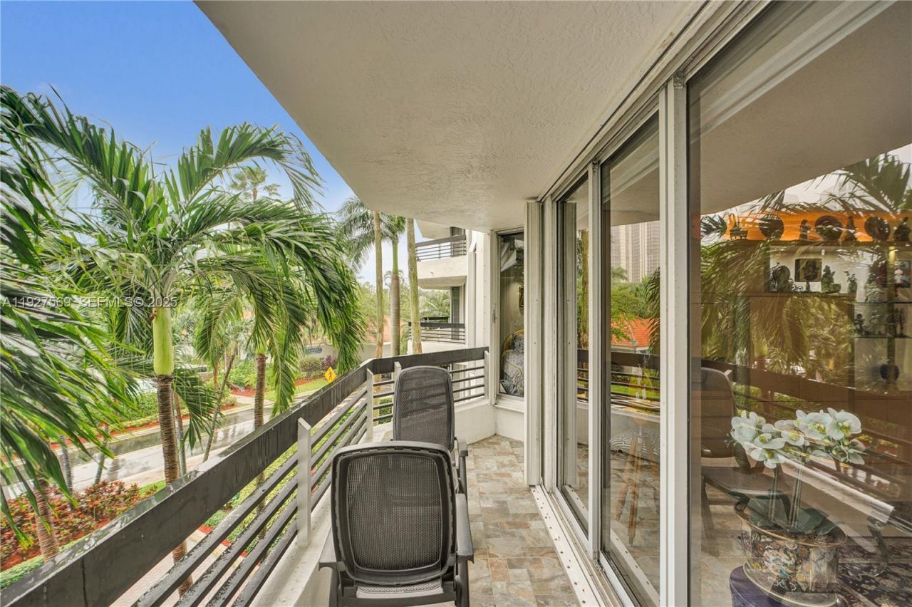 3600 Mystic Pointe Dr, Unit 311, Aventura, FL 33180 Photo