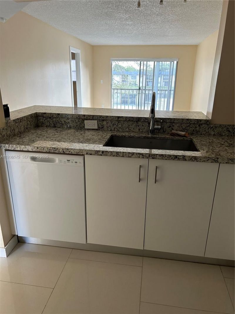 7910 N Colony Cir N, Unit 209, Tamarac, FL 33321 Photo